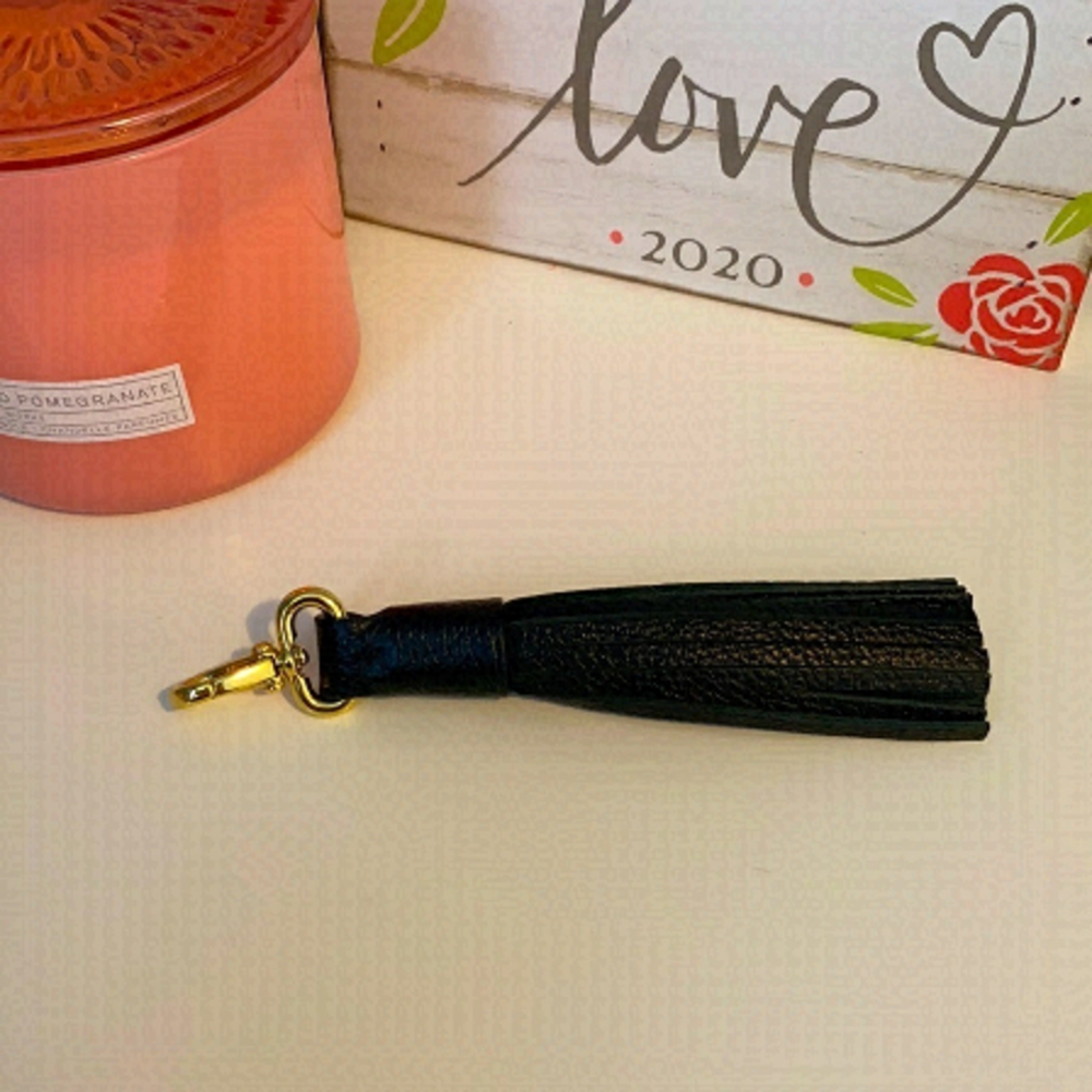 𝅺🎉3/$30🎉 Faux leather tassel keychain with gold hardware